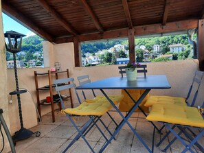 Terrasse avec salle à manger extérieure sans vis à vis, repas extérieur, babecue