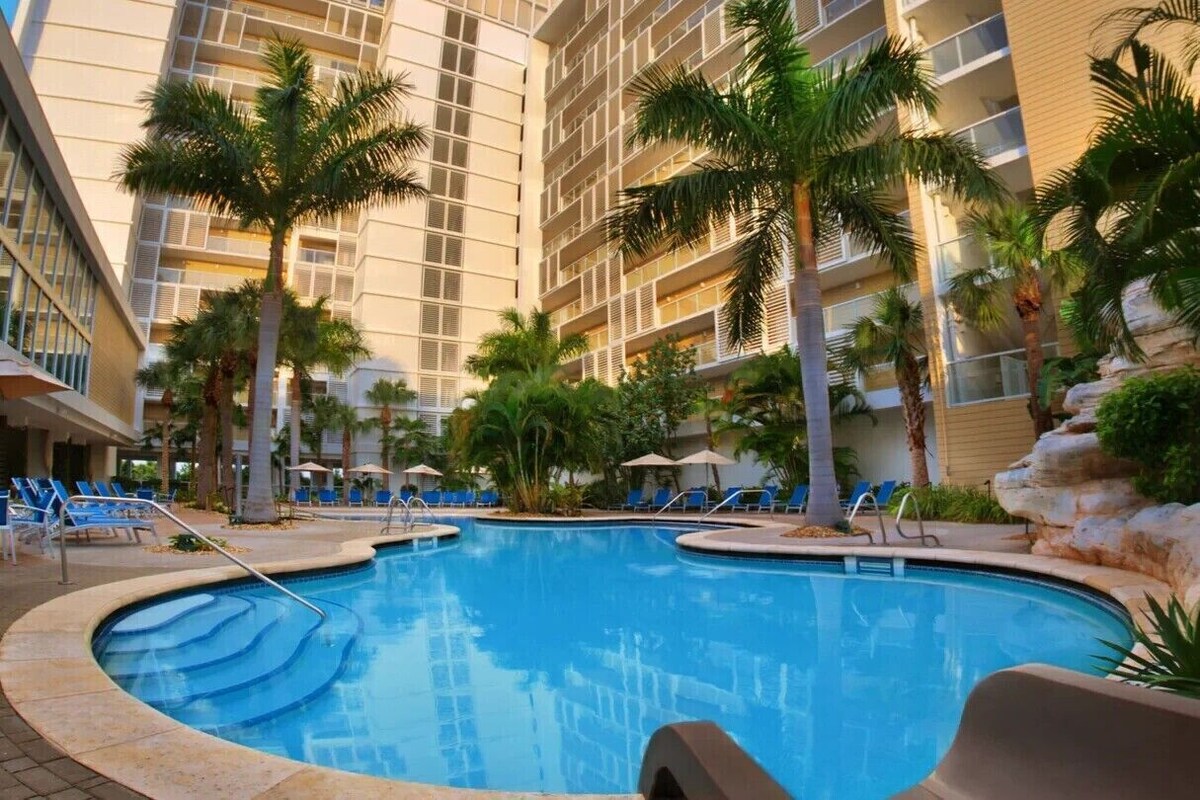 Cozy 2-bedroom condo with Resort Access marvelous Marco Island Thanksgiving Week