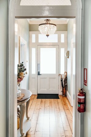 Benambra - Hallway / front entrance 
