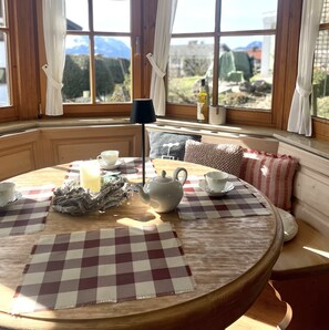 Ferienwohnung 50qm für max. 4 Personen-Sonniger Esstisch