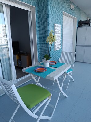 La terraza, un esxcelente lugar para desayunar o comer con vistas al jardin.