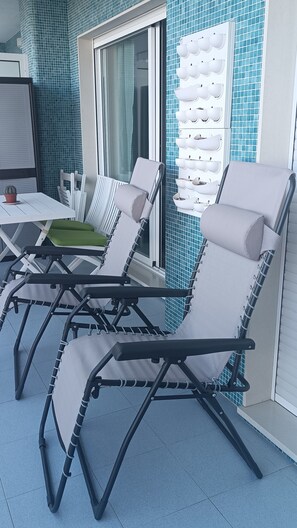 Terraza con dos hamacas reclinables.