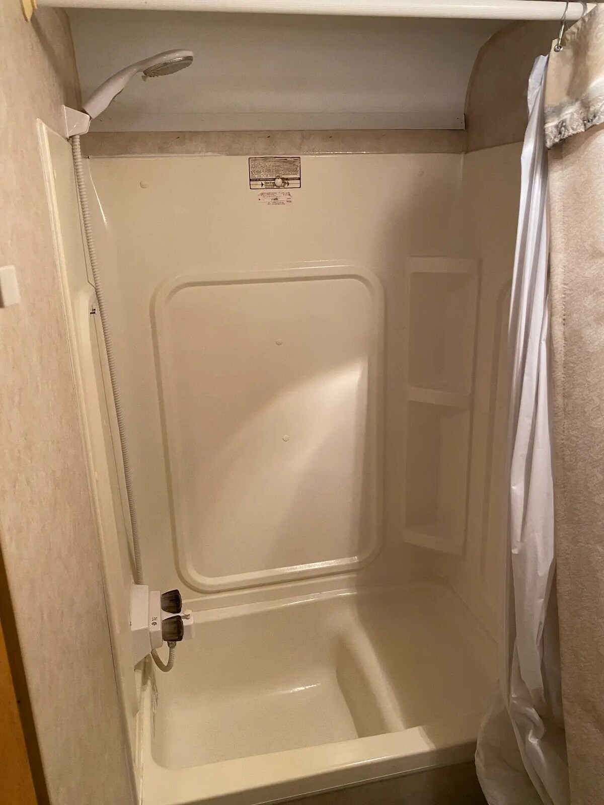 RIO FRIO SUNSET GLAMPER- AFFORDABLE, CLEAN, CLOSE TO GARNER ST. PARK& FRIO RIVER
