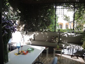 The terrace is wonderful for breakfast, lunch, aperitif or diner’s al fresco!