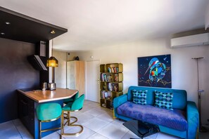 Cómoda sala de estar y biblioteca con libros sobre la región, DVD, juegos de mesa, juegos infantiles... Aire acondicionado en ambas habitaciones