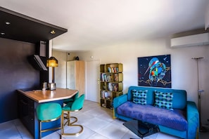 Comfortable living room and library with books on the region, DVDs, board games, children's games... Air conditioning in both rooms