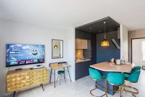 Table and multimedia area (HD TV, Netflix, Orange broadband Internet, Xbox one X, bose speaker...) Fully equipped kitchen