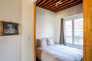 2 sliding wooden partitions close off the room