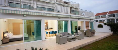 Terrasse und privater Garten
