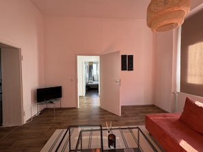 Gemütliches und sonniges Wohnzimmer mit Flachbildfernseher