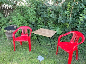 Front Garden - A peaceful space for morning or afternoon tea. 