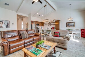 Living Room | Free WiFi | Smart TV | Central A/C & Heating | Full Futon
