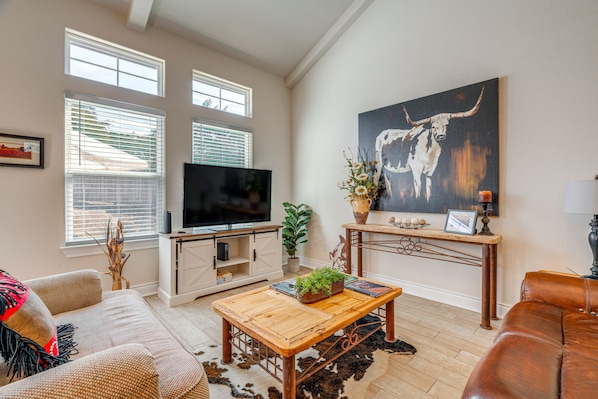 Lago Vista Vacation Rental | 2BR | 2BA | 1,250 Sq Ft | 1 Minor Step to Enter