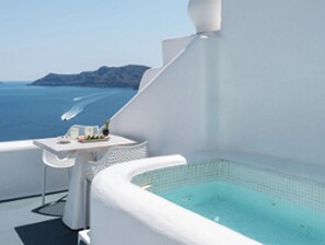 Magnificent Santorini Villa | Superior Villa| Breathtaking Caldera Sea & Sunset Views and Hot Tub | Oia