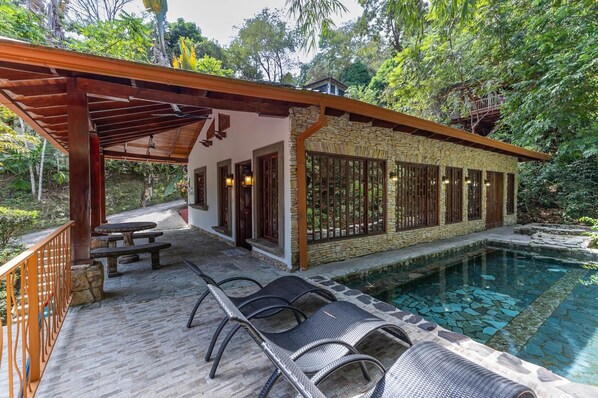 Restful Casa Quetzal Luxurious Rainforest Retreat (1503)