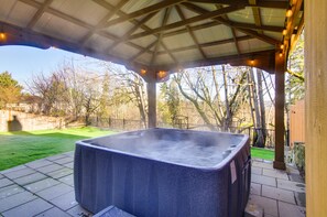 Gazebo & Hot Tub | Self Check-In | 2 Mi to the Chateau Ste. Michelle Winery