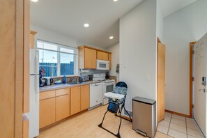 Kitchen | Single-Story Apartment Unit | 5 Mi to Downtown Ocean Shores