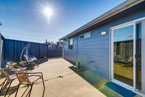 Private Patio | Outdoor Seating | Self Check-In | 0.3 Mi to Damon Point Beach