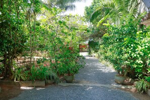 From Car park entrance path to South Point Surf House and The Chalet