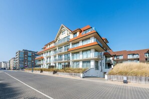 Stugans exteriör [sommar]