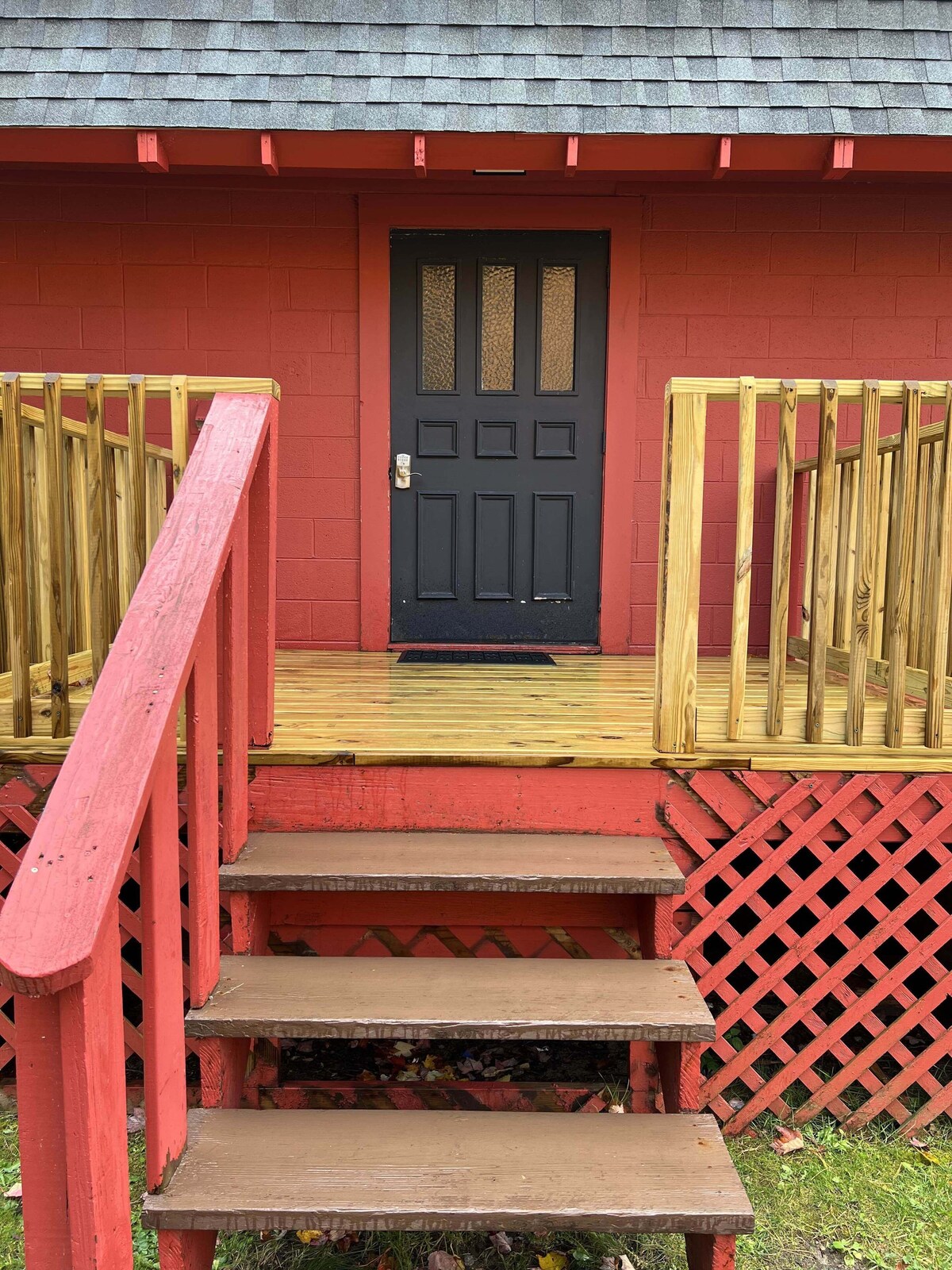 Cozy 2-bedroom upstairs apartment in Paradise