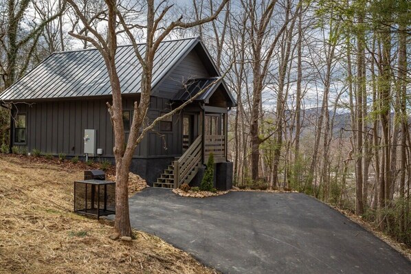 Brand New Cabin Park-Like Setting 1.4 Miles To Downtown Gatlinburg!