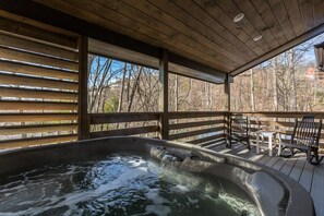 Private Hot Tub With Covered Deck And Seating!