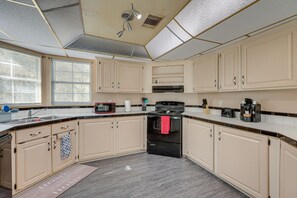 Kitchen | Keyless Entry | Central Air Conditioning