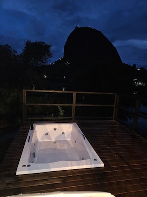 Bain à remous extérieur