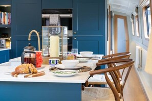 Breakfast bar (four stools provided)