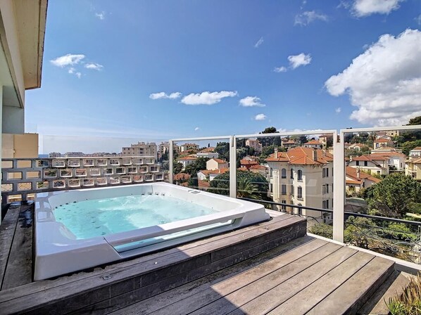 Outdoor spa tub