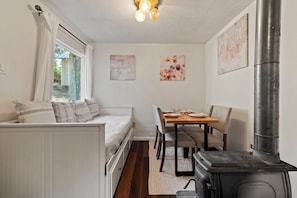 One single day bed and dining for 4