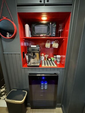 Coffee bar! We supply coffee, non dairy creamer, sugar, splenda, stevia, coffee syrups, tea and hot chocolate