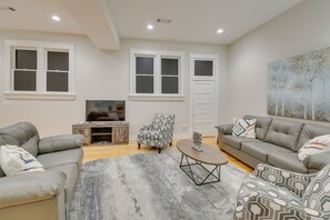 Living Room | Free WiFi | Smart TV | Queen Sleeper Sofa