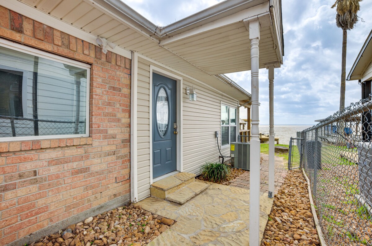 Lakefront Livingston Retreat w/ Dock & Fire Pit!