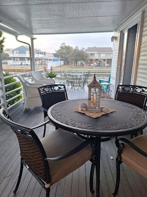 Elegant dining on the deck.