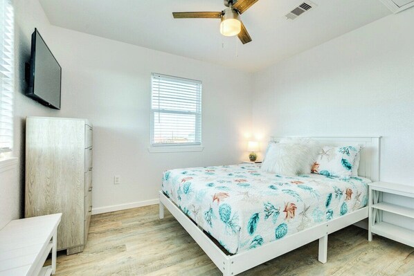 Bedroom 2 - Queen Bed w/ Smart TV and Ensuite Bathroom