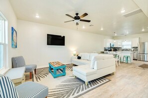 Living Room w/ Smart TV