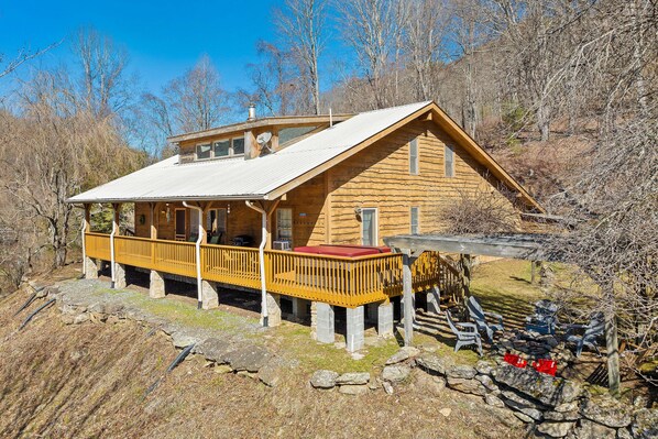 Bryson City Vacation Rental | 3BR | 2.5BA | 3,300 Sq Ft | Step-Free Entry