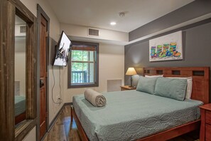 Queen sized bed in the bedroom