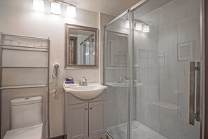 Full bathroom in hallway off