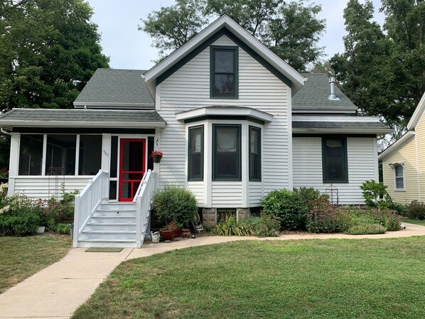 Front entry to screened porch