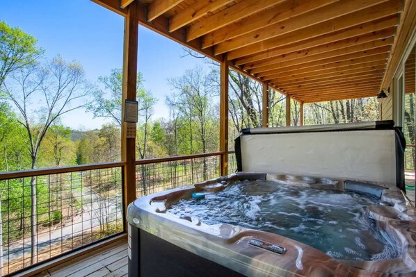 Enjoy bubbles and bliss in this 6 person hot tub! Conveniently located at Lucky Strike!