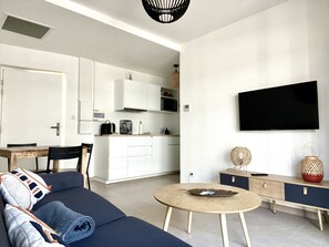 Le salon avec cuisine et salle à manger ouvert sur la terrasse