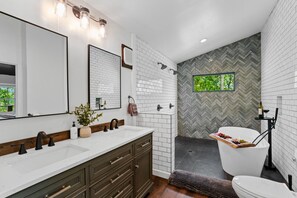 Luxury Master Bathroom W/Plenty Of Space To Enjoy A Soak Or Shower With Views Of The Mountain Range