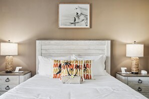 Tropical accents all around the home come together in a playful, beachy atmosphere.