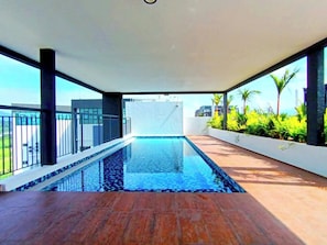 Piscina no piso superior