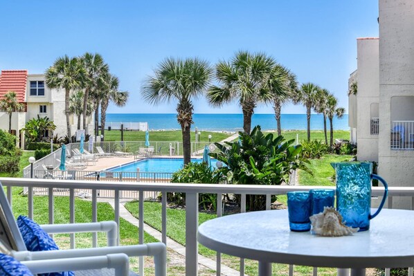 Wake up to the sunrise with this beautiful ocean view!