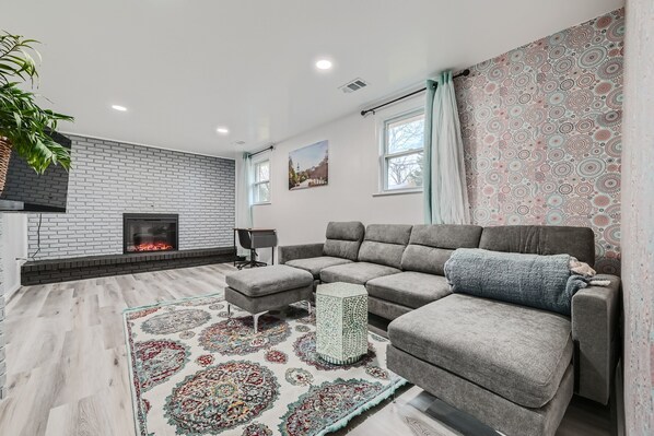 Second living room w/ mini bar in the ground floor