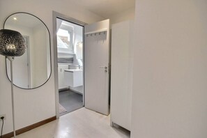 Entrance hall / bathroom door